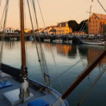 Pornic vue du port, Café du Port en soirée